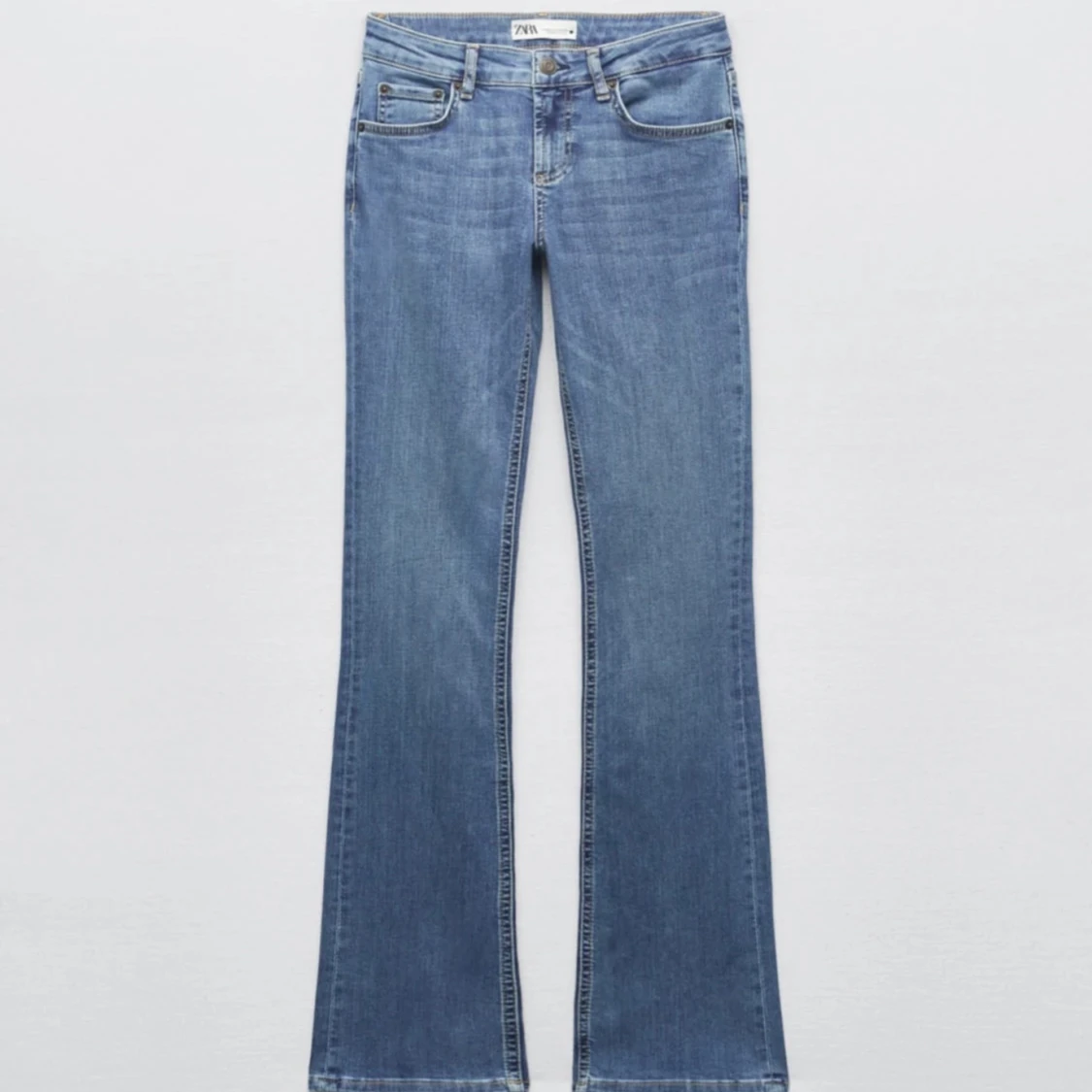 Blå bootcut jeans från Zara - 1