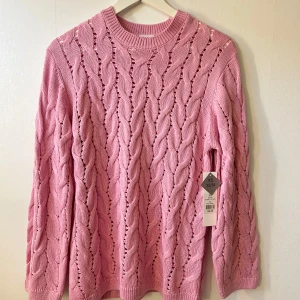 Rosa stickad tröja med flätmönster - Supersöt rosa stickad tröja, Prislapp kvar! Passar som S