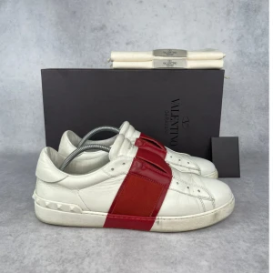 Valentino open sneaker - – Condition: 7/10  – What is included:  Only the sneakers  – Retail price: 7280