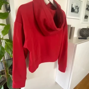  Hoodie från Zara!  - Snygg röd hoodie med croppad passform och huva. Tröjan har långa ärmar och är tillverkad i mjukt material, perfekt för en chill och avslappnad stil. Enkel design utan tryck eller mönster, passar till jeans eller mjukisbyxor.
