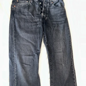 Levi's 501 svarta jeans W31 L32 - Det står L34 men de är omsydda (inte synligt) till L32
