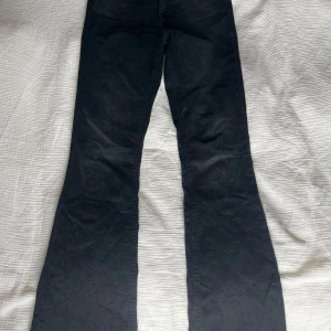 Svarta bootcut jeans från ONLY - Säljer ett par svarta bootcut jeans från ONLY i storlek M/32. Mjuka och stretchiga vilket gör dem väldigt bekväma.