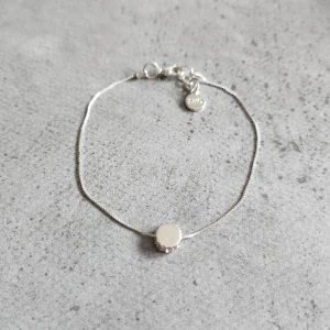 armband - Silverarmband från Snö. Tunn minimalistisk modell. Fint skick. 