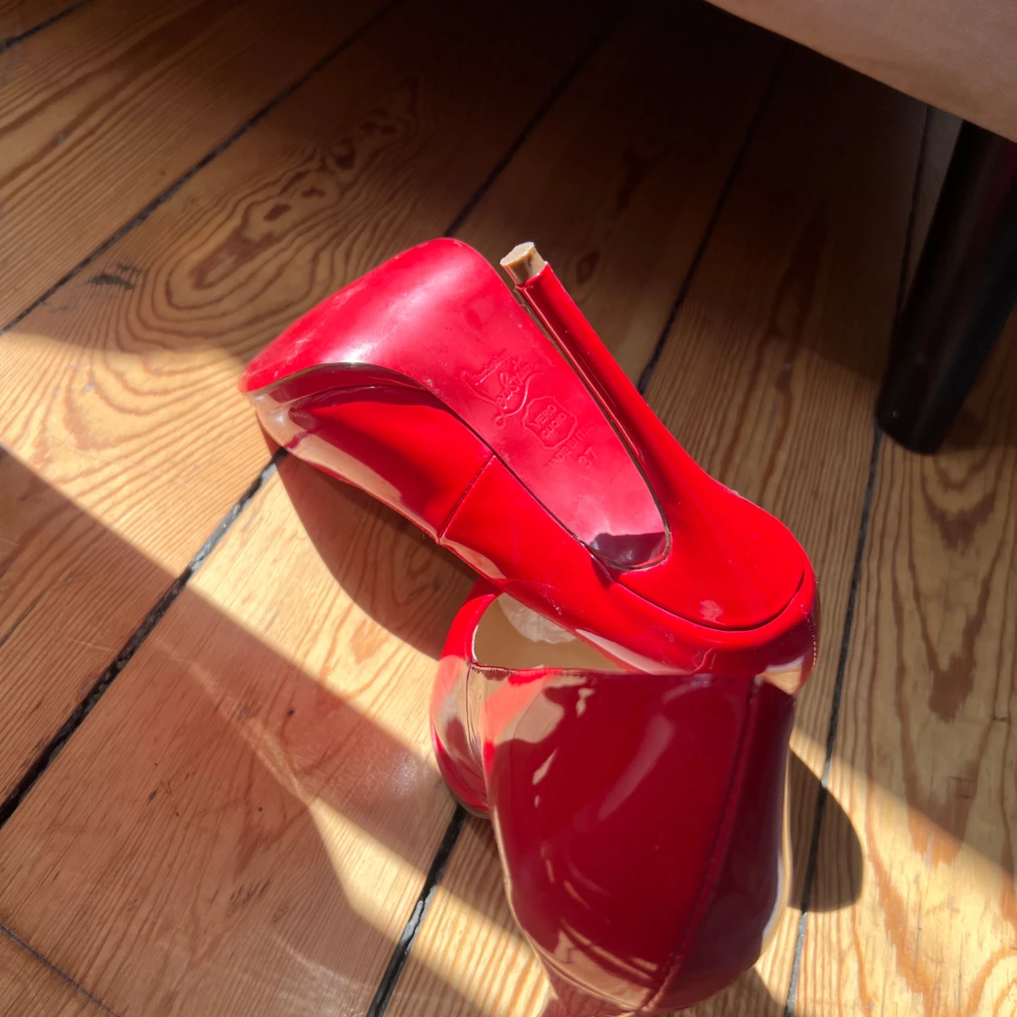 Röda stilettklackar i lack - 4