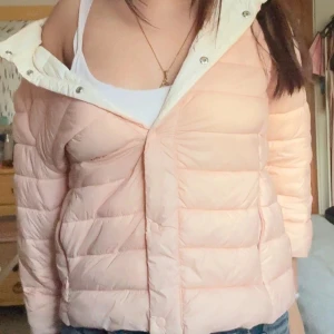 Ljusrosa herno liknande jacka - Rosa herno liknande jacka köpt från plick, aldrig använd och passade inte mig bra därför säljer jag den vidare. Storlek 38 men passar mer som S. Pris går att diskutera vid snabb affär💘(inte mina bilder eftersom jag är utomlands just nu) 