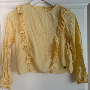 Gul blus  - Väldigt fin gul blus , skrynklig men den går att stryka! Jätte fin