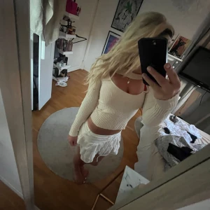 topp ifrån Zara - Skit snygg topp ifrån Zara som passar perfekt till fest och vardag, i storlek s💓💓