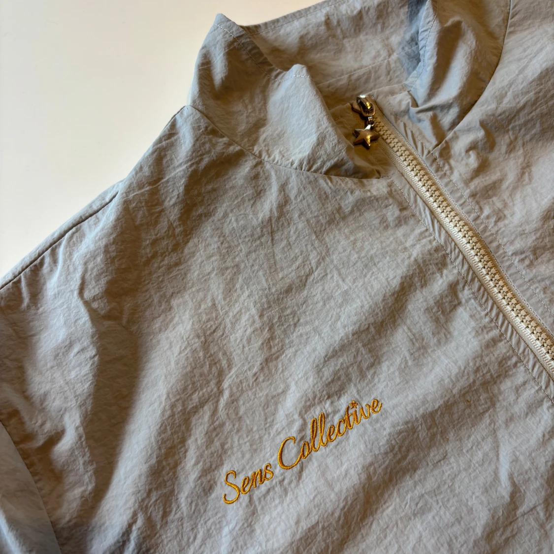 Grå tracksuit från Sens Collective - 1