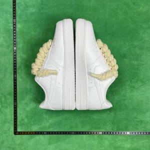 Nike Air Force 1 med chunky snören - Unika vita Nike Air Force 1 sneakers i skinn med extra chunky snören i beige. Medföljer även snören i rosa, svart, rött och vitt för att byta stil. Klassisk siluett med rund tå och platt sula. Perfekta för dig som vill sticka ut med en personlig touch. Finns i alla storlek size：36 36.5 37.5 38 38.5 39 40 40.5 41 42 42.5 43 44 44.5 45 46 47.5