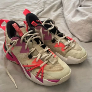 Jordan basketskor - Nike air jordan why not zer0.3 basketskor!! Jättesnygga med färg och flera detaljer! Väl använda, missfärgning främst längst fram, innersulan ser också använd ut och lite smutsiga på undersidan. Liten svettlukt i skorna. Har inte försökt tvätta så vet inte om det funkar. Skriv för frågor eller fler bilder men du kan också kolla upp skorna på nätet, finns på tex Afound. Olika pris på hemsidor men köpte för ca 1000kr.