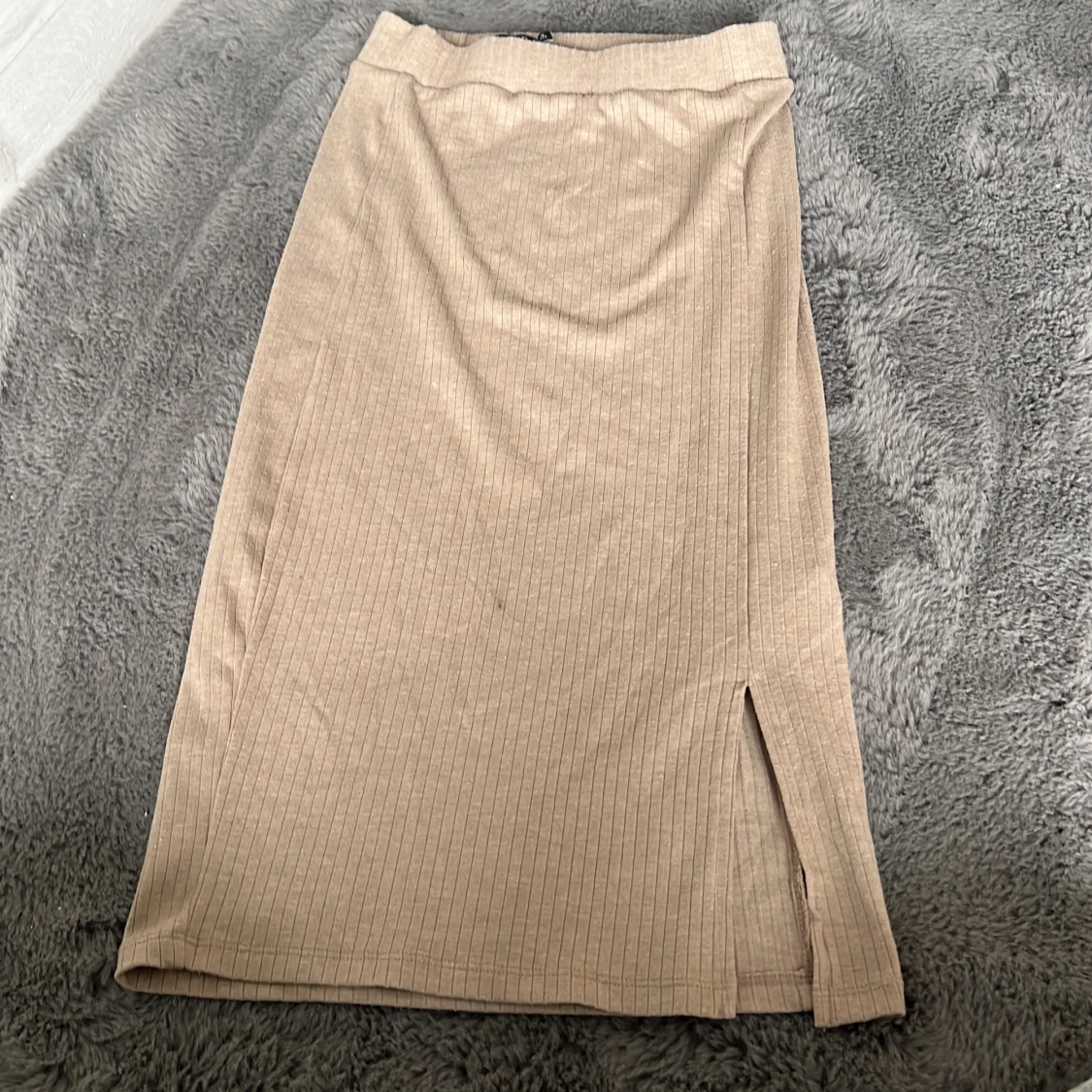 Beige ribbad långkjol från LMTD