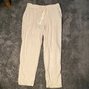 Beiga linnebyxor från Zara  - Tjena Säljer ett par beiga mjukisbyxor från Zara i storlek M. Dem är knappt använda och är i nyskick. Hör av dig vid potentiella frågor // Mvh Ruben