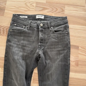 Grå slim jeans Jack & Jones 28/30 - Snygga grå jeans från Jack & Jones i modellen Slim/Glenn. Fint skick snygg färg