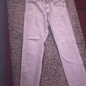 Grå jeans från G-Star RAW - Snygga grå jeans från G-Star RAW med en klassisk design. De har en rak passform och är tillverkade i slitstarkt denim. Perfekta för en stilren look.