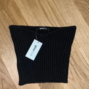 Svart ribbad tubtopp från Gina Tricot - Snygg svart ribbad tubtopp från Gina Tricot. Perfekt för en stilren look🫶🏻