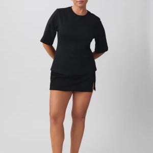 Svart fitted tee från Gina Tricot - Säljer den slutsålda fitted tee från Gina tricot. Köpt i höstas för 300 kr och är i mycket fint skick. Säljer då den tyvärr inte kommer till användning.