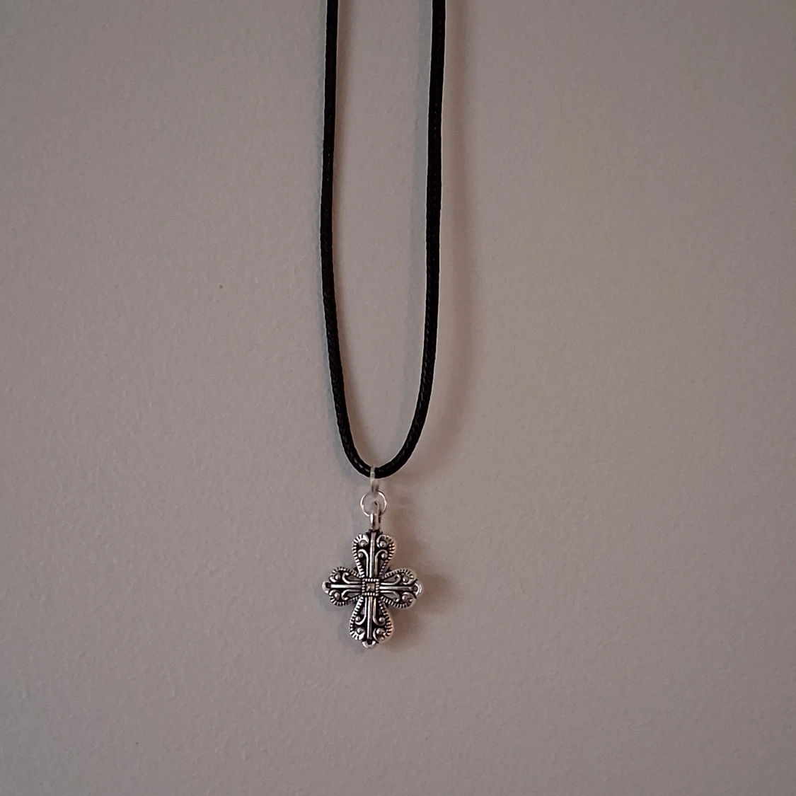 Silverfärgat korshalsband - 4