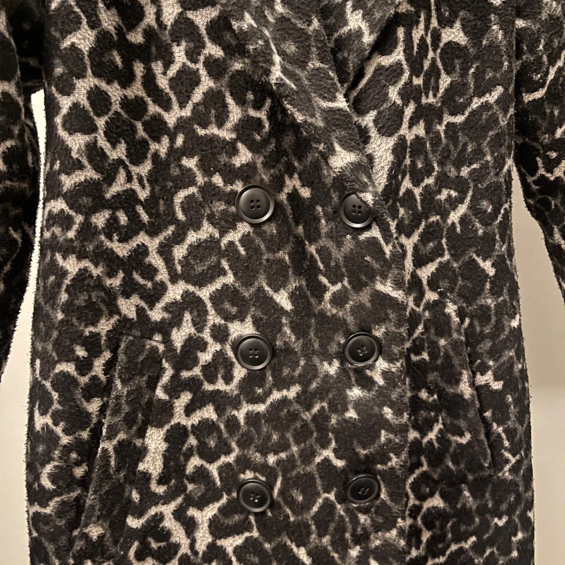 Leopardmönstrad kappa från Studio - 1