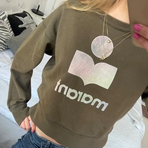Tröja från Isabel Marant - As snygg tröja från isabel marant! Köptes för två år sen, änvänt några gånger. Säljer eftersom den inte kommer till användning!😚