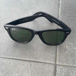Svarta solglasögon från Ray-Ban - Sköna glajjor. Har använt få gånger. 
