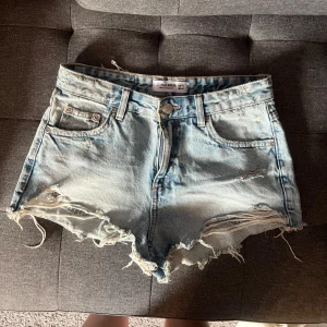 Ljusa jeansshorts från Pull&Bear - Snygga ljusa jeansshorts från Pull&Bear med slitna detaljer och fransar. Säljer dessa då dom inte har kommit till användning, just för att dom var för små för mig när jag väl köpte dom. Kontakta gärna om ni är intresserade🩷✨