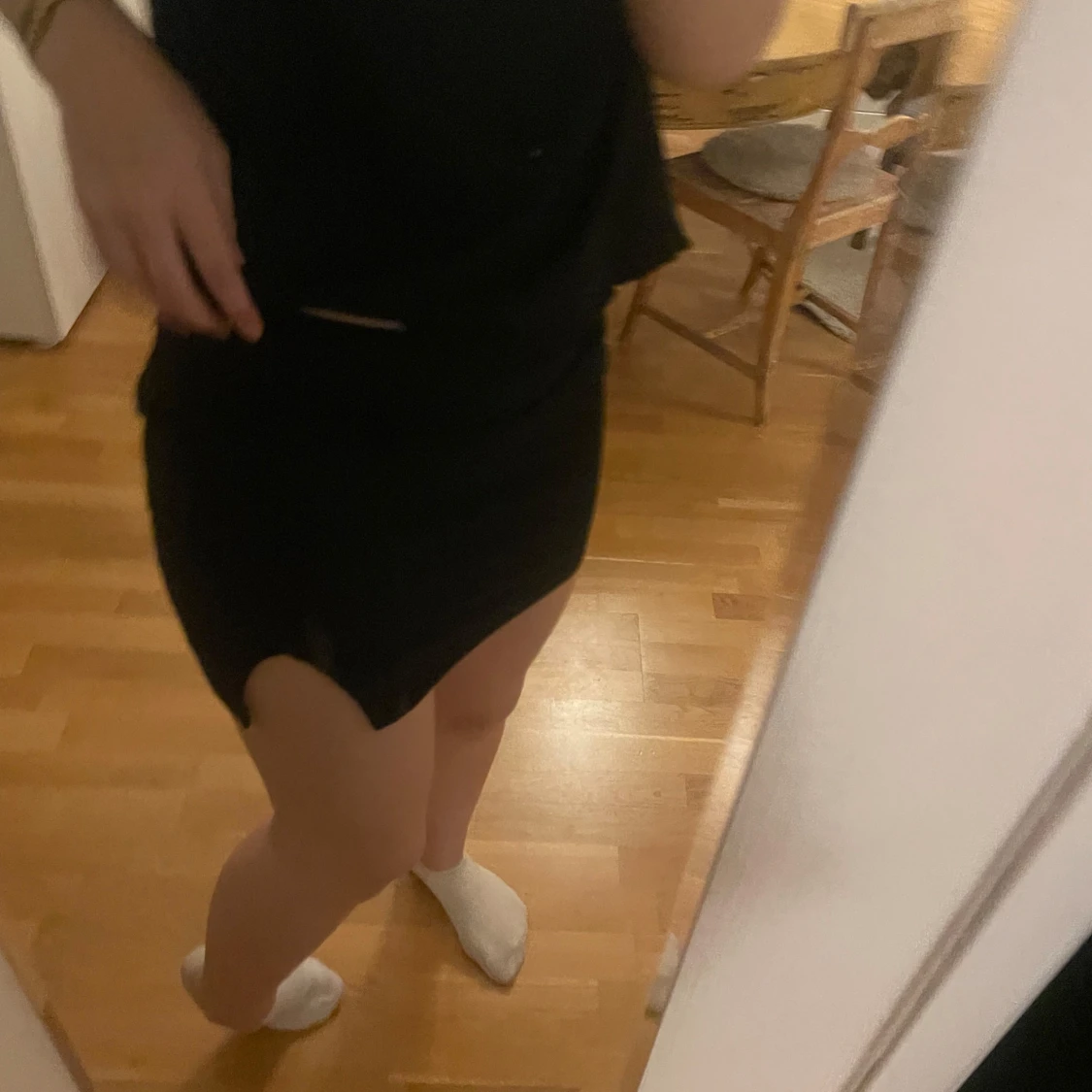 Svart kortkjol med slits - 1