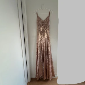 Guld glittrig balklänning /festklänning - En balklänning/festklänning i guld. Osynlig dragkedja. Vet ej vilket märke. Köpt från vinted. Mått kan skickas sen vid förfragån. Skavank på ena bröstet som knappt syns. Passar mig som har s/xs Fråga frågor och skicka gärna bud💕