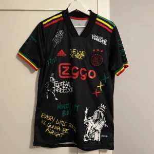 Svart fotbollströja med Bob Marley-tema - Cool svart fotbollströja från Adidas med Bob Marley-tema. En väldigt limiterad tröja och cool tröja. Säljer nu av denna fotbollströja till någon av er för ett schysst pris! Bara att höra av er vid intresse! Pris går att diskutera
