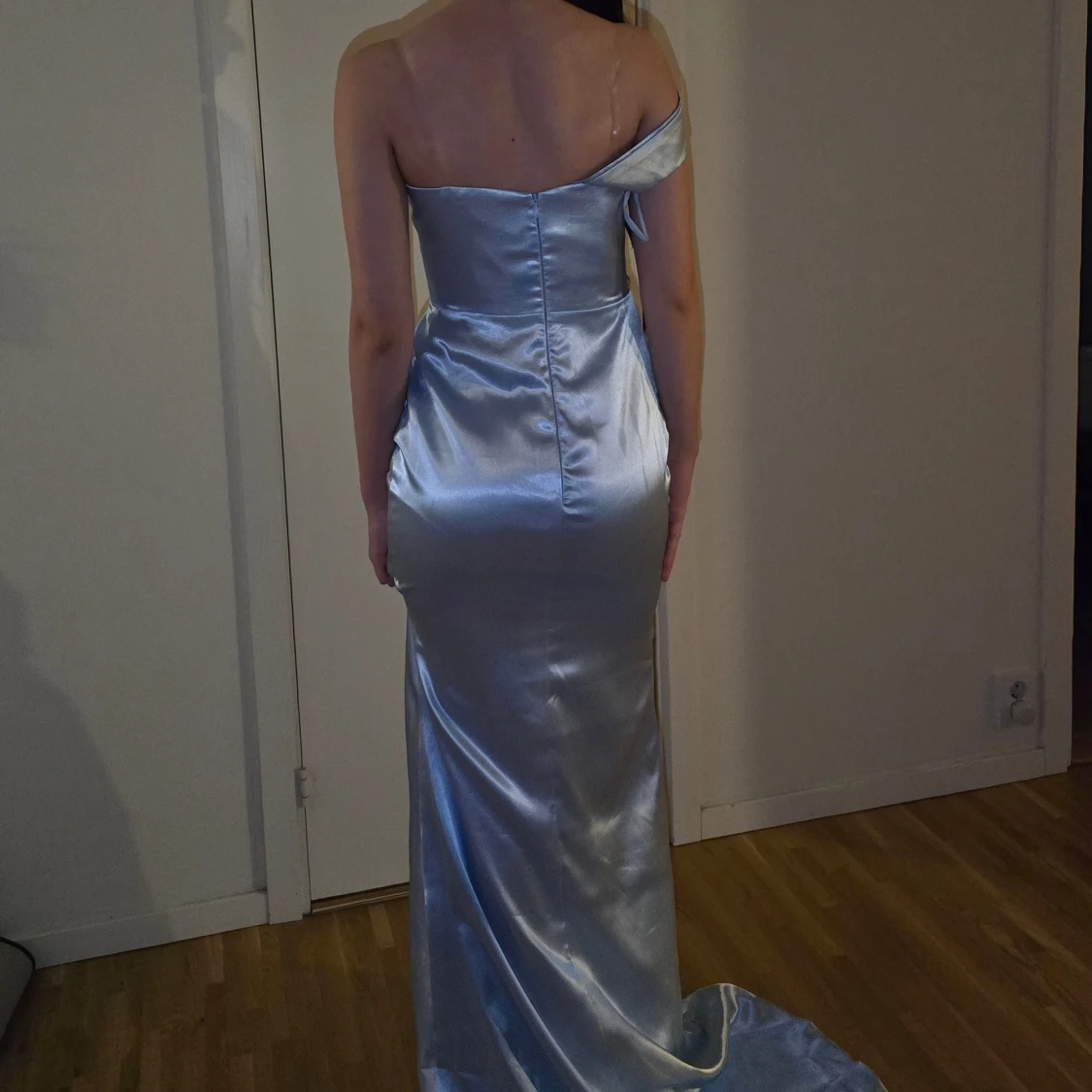 Ljusblå axelbandslös långklänning - 1