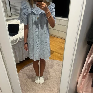 Ljusblå klänning från H&M - Super fin ljusblå klänning från hm. Säljer då den tyvärr inte kmr till användning. Den är aldrig använd och därför i ett mycket bra skick. Den är i storlek xs/s. 💞