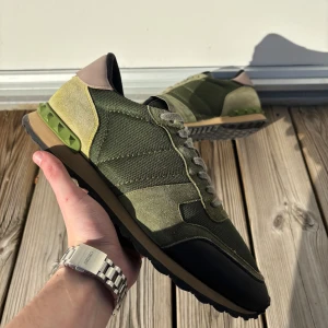 Valentino Rockrunners|44 ovanlig färg! - Valentino rockrunners ☑️Äkta ⭐Fint skick 📏Storlek 44, passa på innan den säljs bästa priset i scandinavien! 🤝Hör av dig vid minsta fundering!