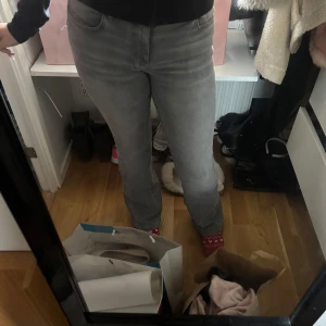 Gina tricot Grå jeans - Snygga grå bootcut jeans, stl 40, låg midja/mid waisted, nytt skick. Pris kan diskuteras