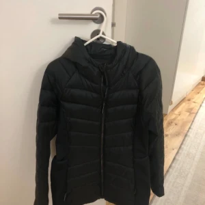 Svart höstjacka  - Super snygg jacka köpt från stadium i märket SOC. Använd 2-3 gånger då den inte passar. Står stl 42 men skulle rekommendera för stl M eller till och med mindre💕