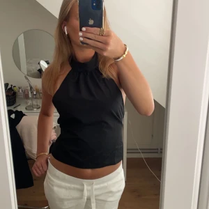 Svart halterneck topp - Snygg svart halterneck topp med öppen rygg och knytband, storlek s
