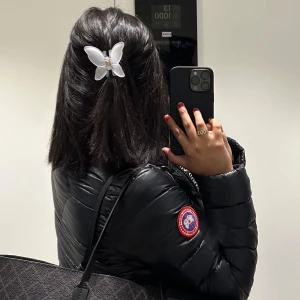 Svart dunjacka från Canada Goose - Säljer en snygg svart dunjacka från Canada Goose. Jackan har en klassisk design med dragkedja och är perfekt för kyligare väder. Den är lätt och smidig att bära, med en stilren look som passar till det mesta. Perfekt för dig som vill hålla värmen med stil! 🖤