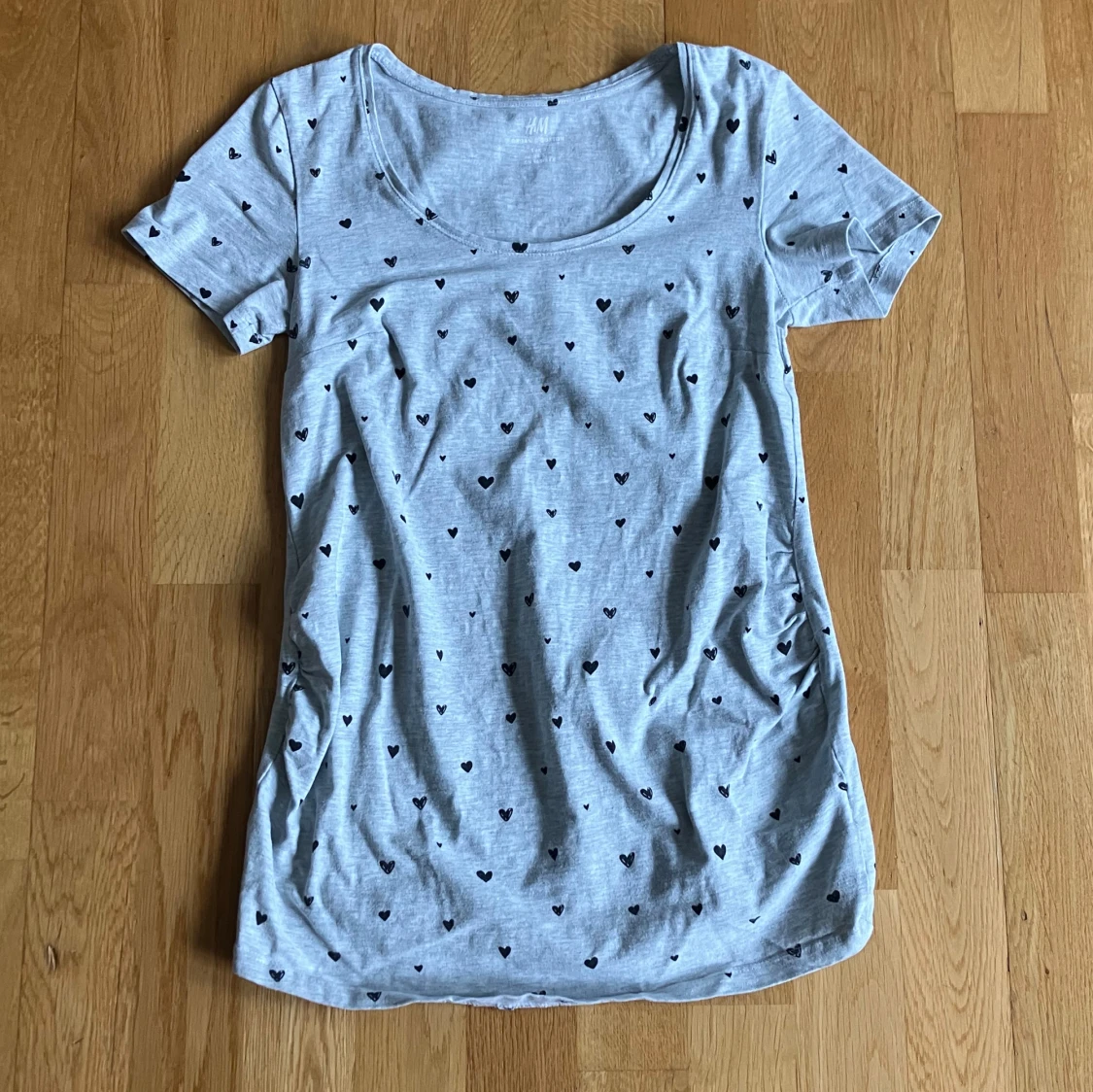 grå t-shirt med hjärttryck