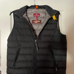 Parajumper väst - Säljer nu min snygga lättviktsdunväst från parajumper då den har blivit lite för liten. Den är köpt på NK för ett år sedan ungefär med ett nypris på 4499kr. Den är i ett mycket bra skick och finns inga tecken på användning eller slitage:) Perfekt nu till våren