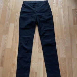 Svarta kostymbyxor från Tiger of Sweden - Eleganta svarta kostymbyxor från Tiger of Sweden. Byxorna har en klassisk rak passform 