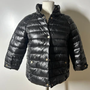 Trekvartsärmad jacka  - Trekvartsärmad dunjacka med guldknappar i storlek xs. Kan även passa s. Köp sker via köp nu, jag postar inom 24h. Kvar tills markerad såld 