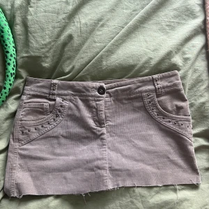 Grå manchesterkjol med nitar - Snygg grå kortkjol i manchester med coola nitar vid fickorna🩶