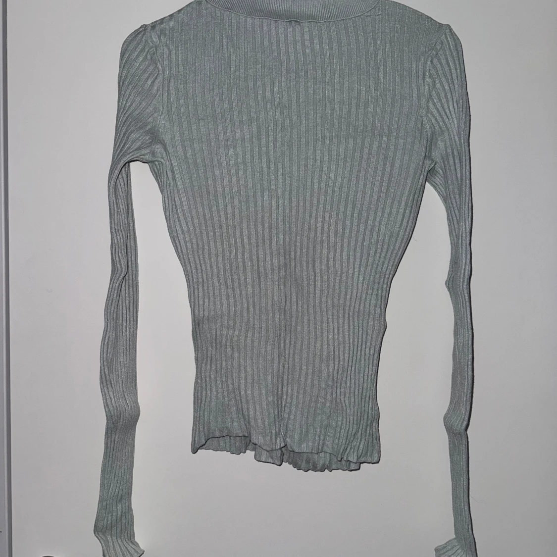 Ljusgrå ribbad polotröja från Bubbleroom - 2