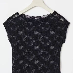 Svart spetstopp - Säljer denna as snygga svarta spetstopp från Gina Tricot. Perfekt till fest! Går inte att köpa längre! Aldrig använd och är helt ny med prislappen kvar. Storlek xs💕