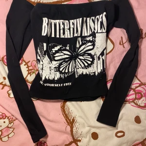 Svart långärmad topp - Säljer denna topp, offshoulder. Stolek xs-s