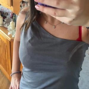 Off shoulder  - Off shoulder topp från NLY TREND. Sitter inte tajt på kroppen. Storlek XS men passar för de som har M också 💕