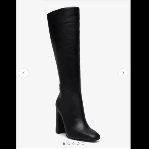 Svarta stövlar från Steve Madden - Helt oanvända svarta stövlar från Steve Madden modell Ally i skinn med hög klack och dragkedja på sidan. Säljer då dem tyvärr inte kom till användning. Ville inte ta på mig den för fotografering så bilderna är inte mina. Nypris 1899kr. Accepterar prisförslag vid snabb affär 💕