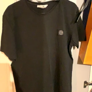 Svart t-shirt från Stone Island - Säljer en stilren svart t-shirt från Stone Island, Såklart äkta, säljer den för att den inte passar på mig längre, skriv om ni har några frågor eller vill ha mer bilder :)
