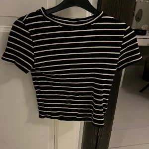 Svart och vit randig topp - Säljer en svart och vit randig topp med korta ärmar i storlek S🤍🖤