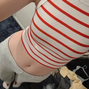 Randig topp från HM❤️🤍 - Fin randig topp från HM, storlek XS. Tveka inte att kontakta om ni har frågor😙