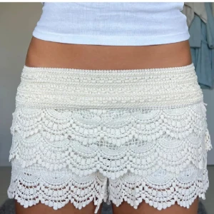Vita spetsshorts - Snygga vita shorts till sommaren💕 Storlek L, men skulle mer säga att de sitter som en S/M💖LÅNADE BILDER, skriv för egna bilder
