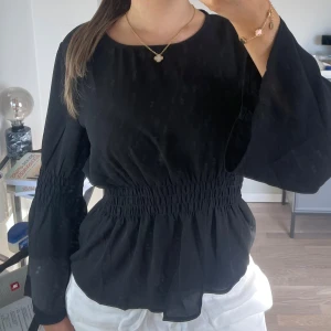Jättesnygg svart blus! - Jättesnygg svart blus💗 Tajt i midjan💗